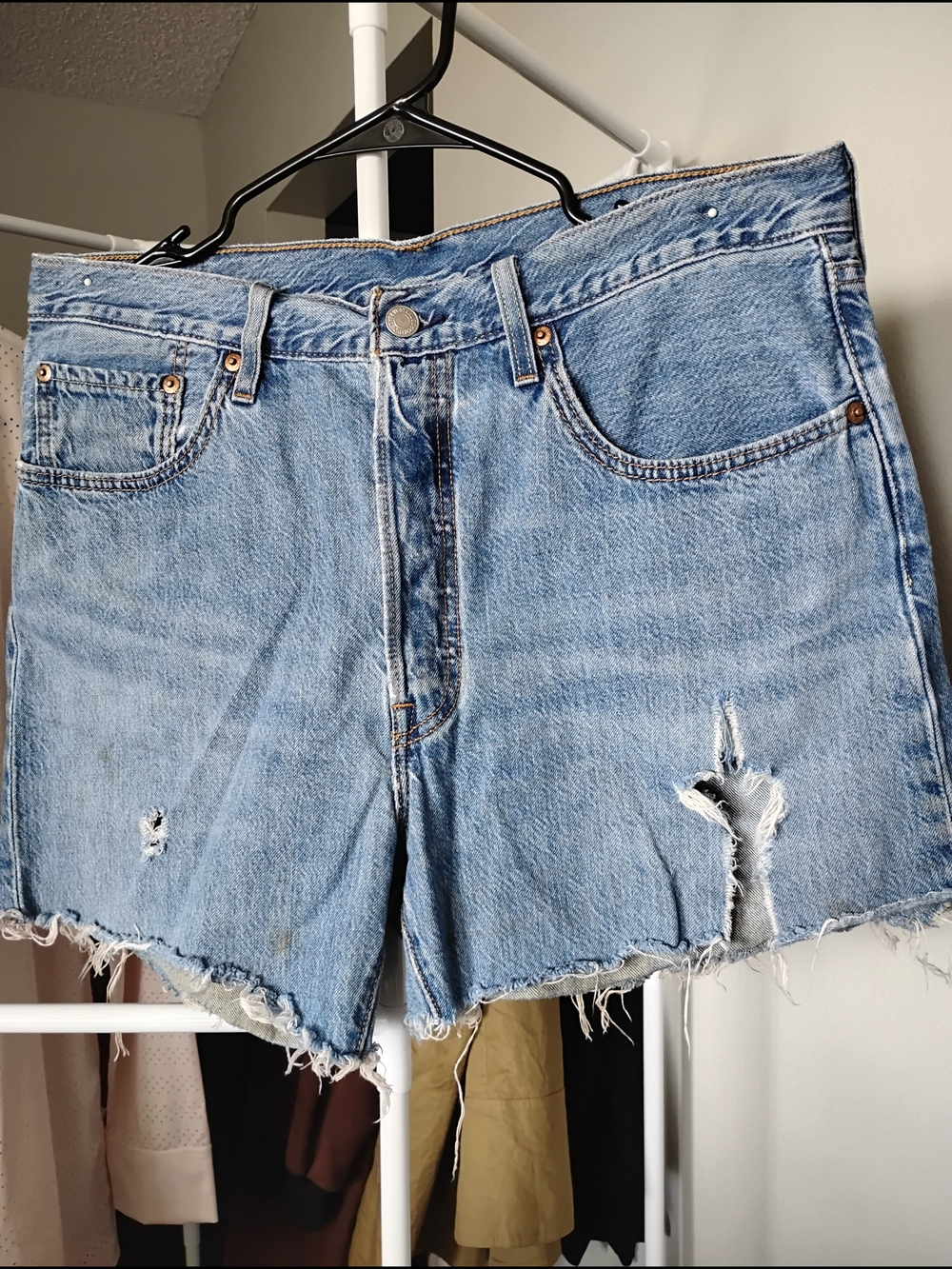 501 LEVI Women’s Mid Thigh Light Blue Distressed 5 Pockets Denim Jean Shorts